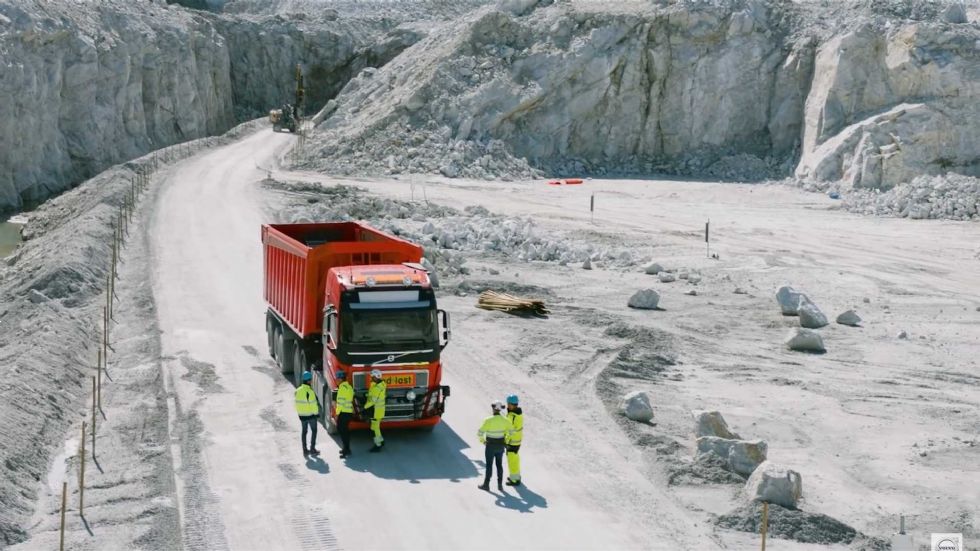 Volvovi tovornjaki samostojno prevažajo tovor v kamnolomu Volvovi tovornjaki samostojno prevažajo tovor v kamnolomu