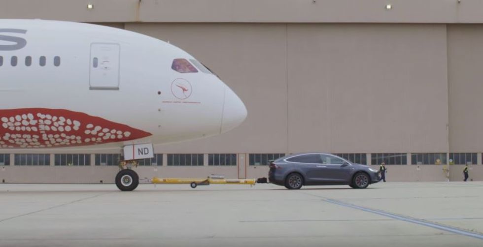 Tesla X se je sposoben kosati s 130-tonsko Boeingovo ptico Tesla X se je sposoben kosati s 130-tonsko Boeingovo ptico