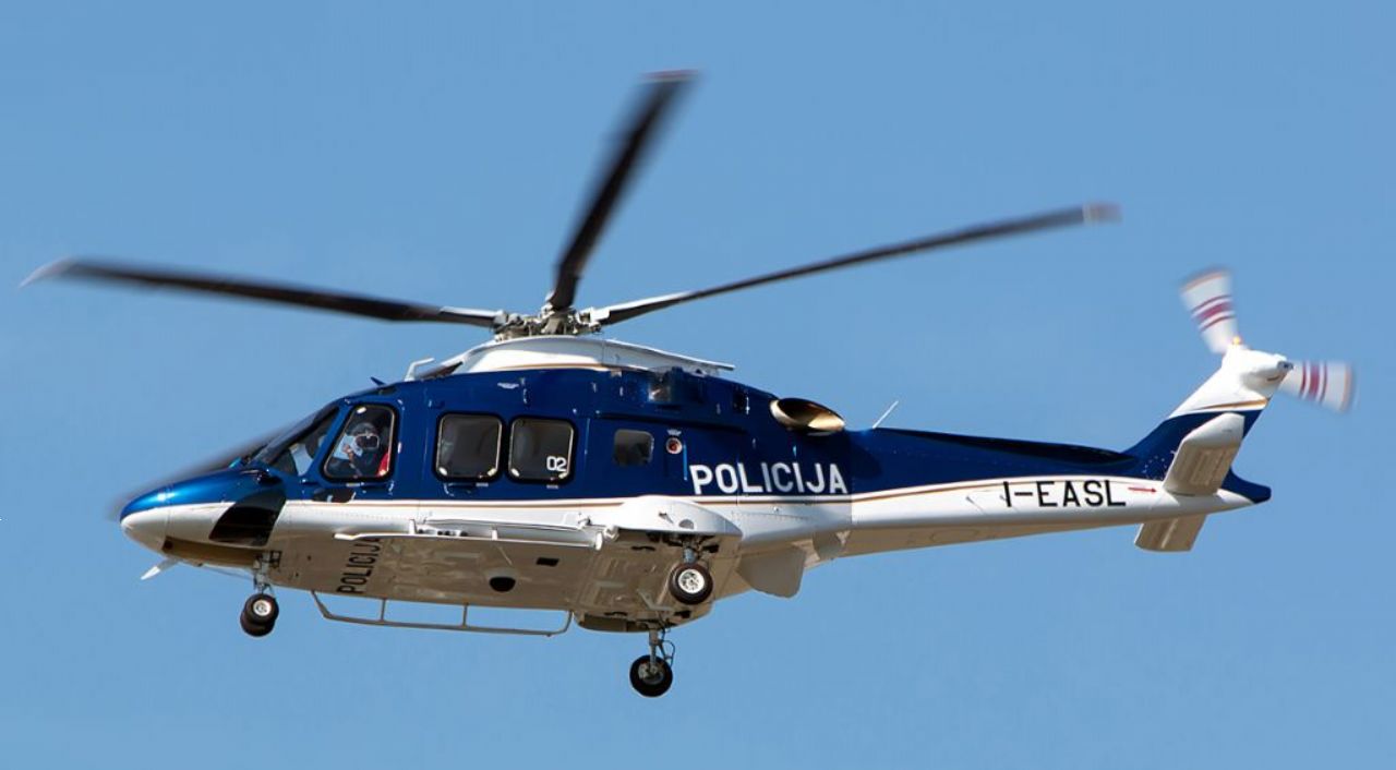 Policisti z novim helikopterjem, polno operativen bo čez nekaj mesecev Policisti z novim helikopterjem, polno operativen bo čez nekaj mesecev