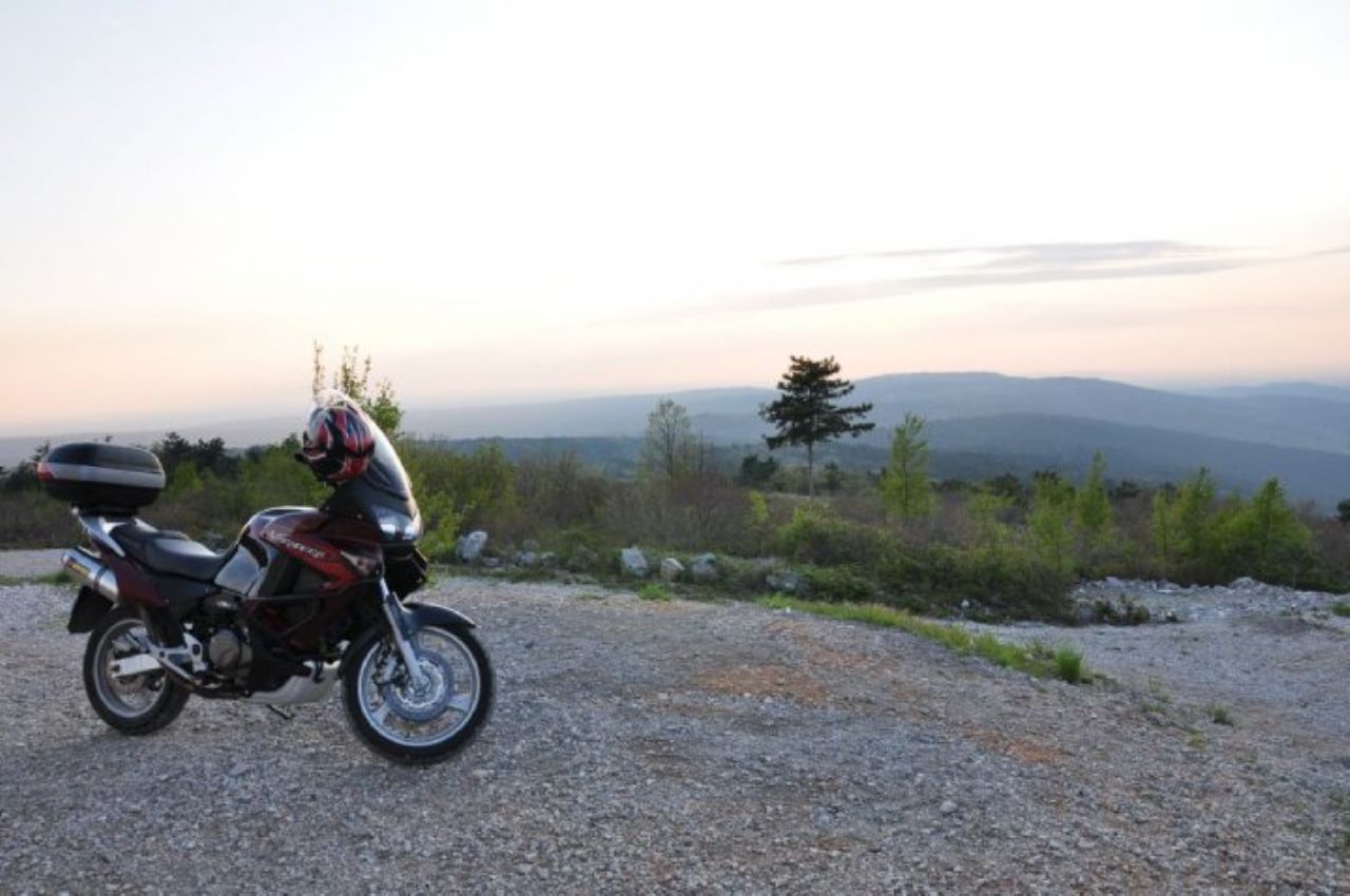 Kako v praksi deluje črna skrinjica v motociklu Kako v praksi deluje črna skrinjica v motociklu