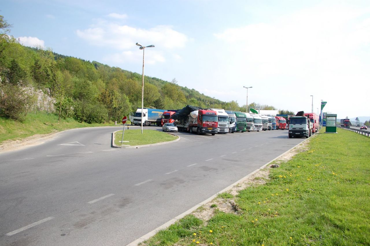 Največji delež za cestnine prispevajo tovornjakarji Največji delež za cestnine prispevajo tovornjakarji
