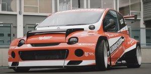 Fiat Multipla z V8 motorjem, ki razvija 1294 konjev