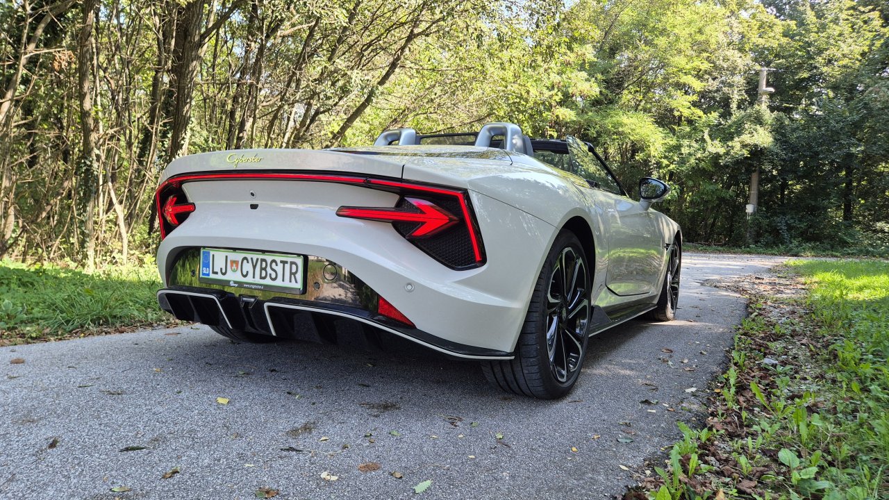 Hudičevo hiter in uživaški roadster Hudičevo hiter in uživaški roadster