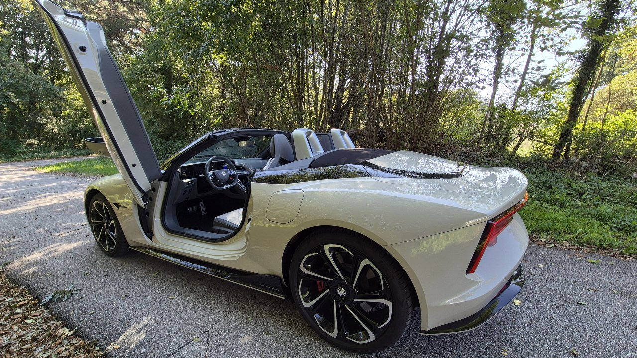 Hudičevo hiter in uživaški roadster Hudičevo hiter in uživaški roadster