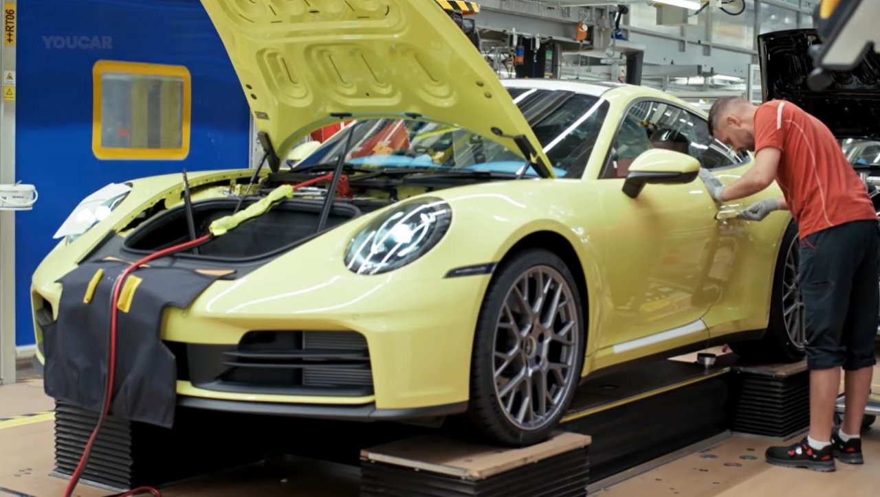 Zelo natančen vpogled v proizvodnjo Porscheja 911 Zelo natančen vpogled v proizvodnjo Porscheja 911