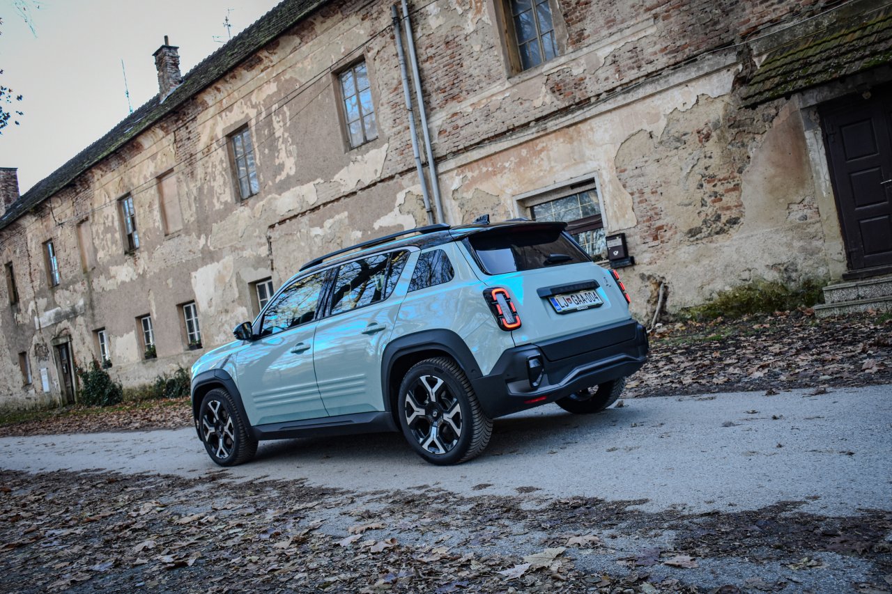 Vsi aduti električnega Renaulta 4 Vsi aduti električnega Renaulta 4