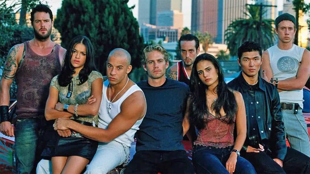 Prva igralska zasedba (od leve proti desni): Matt Schulze (Vince), Michelle Rodriguez (Letty Ortiz), Vin Diesel (Dominic Toretto), Paul Walker (Brian O'Conner), Johnny Strong (Leon), Jordana Brewster (Mia Toretto), Rick Yune (Johnny Tran) in Chad Lindberg (Jesse).
