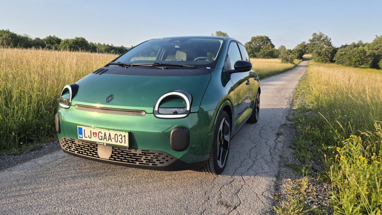 Twingo je v novi četrti generaciji postal popolnoma električni avtomobil z veliko mero oblikovne sorodnosti na najbolj uspešno prvo izdajo mestnega malčka.