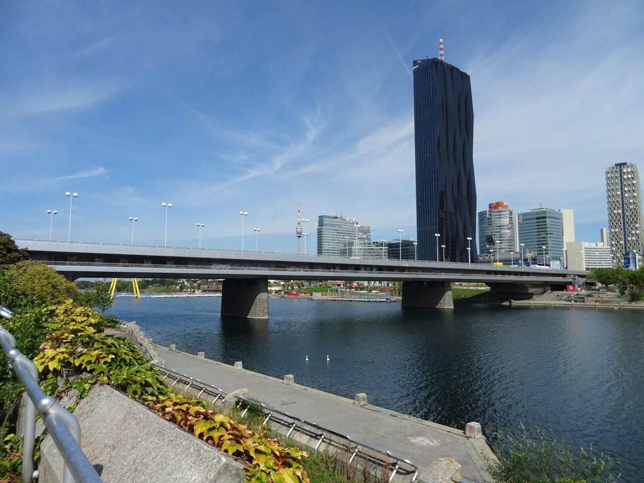 Dobra štiri leta po nesreči je na tem mestu zrasel nov most, ki je danes precej bolj vpet med zgradbe. Če Dunajčana vprašate, kje je Johann-Nestroy-Brücke, bo samo debelo gledal, zanje je to še vedno Reichsbrucke.