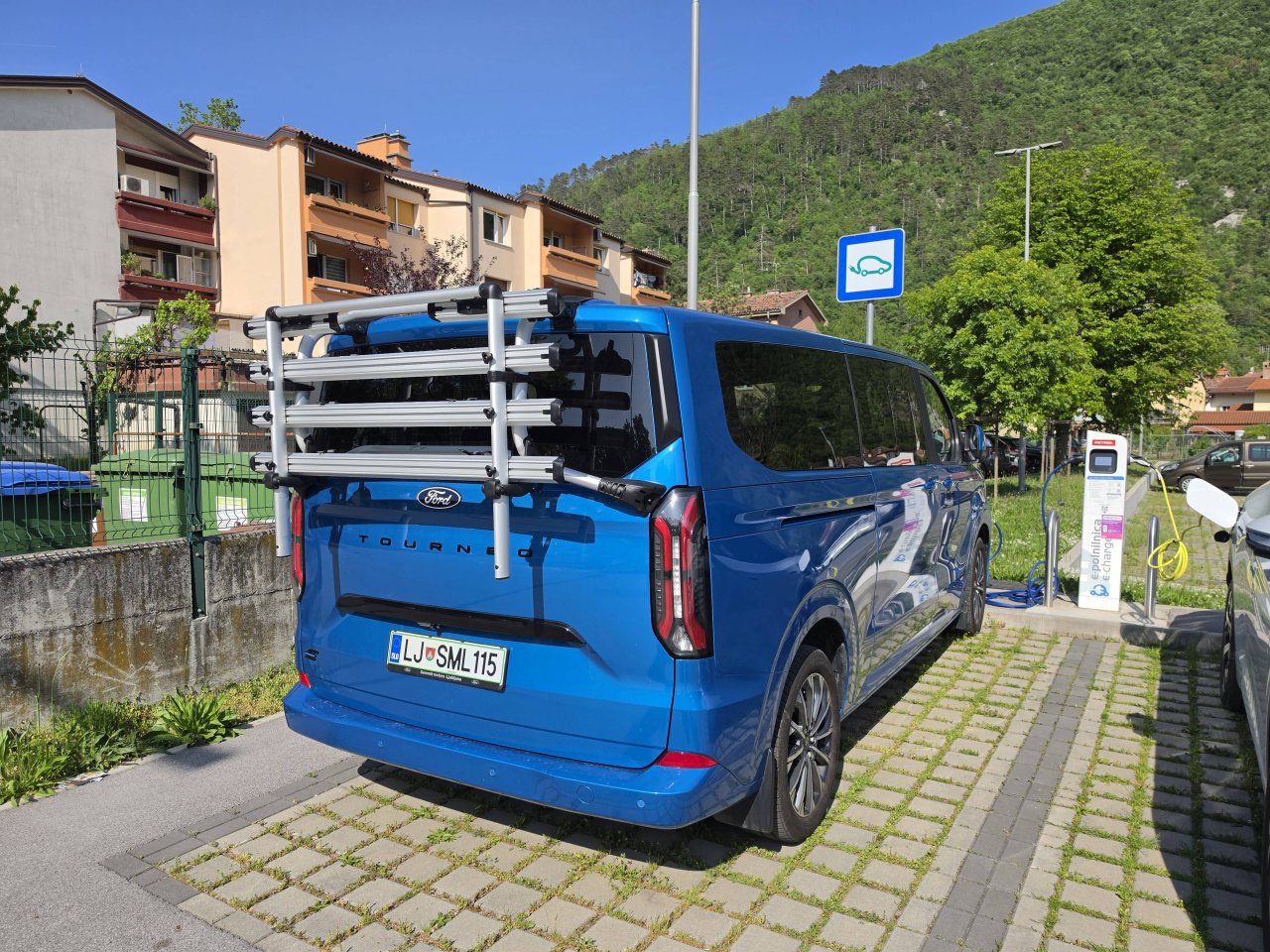 Otroško veselje do potovanja na električen način Otroško veselje do potovanja na električen način