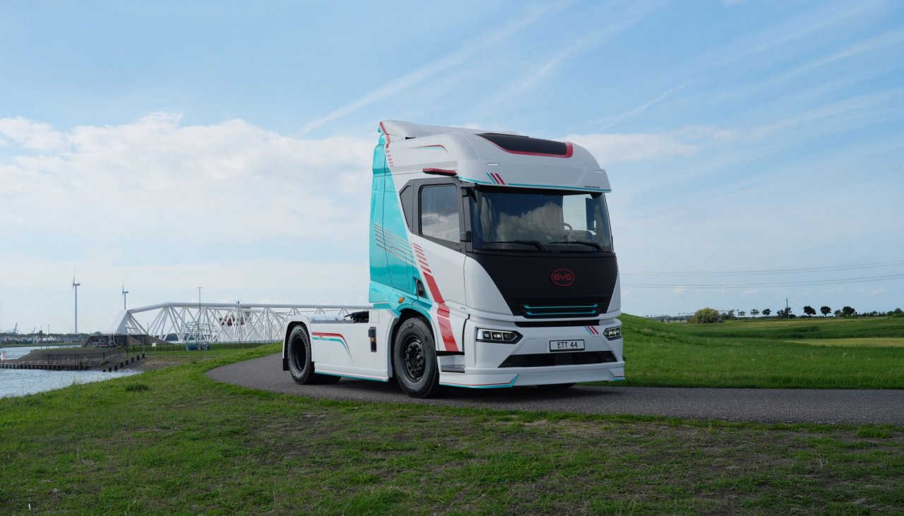 599 km dosega, 651-kWh baterija in megavatno polnjenje