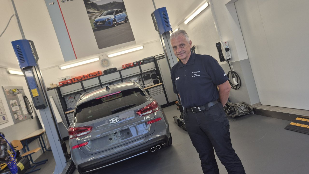 Aleksander Stojanović je tehnični inštruktor pri znamki Hyundai in vodja učnega centra. Del slovenske izpostave korejskega proizvajalca je že 19 let.