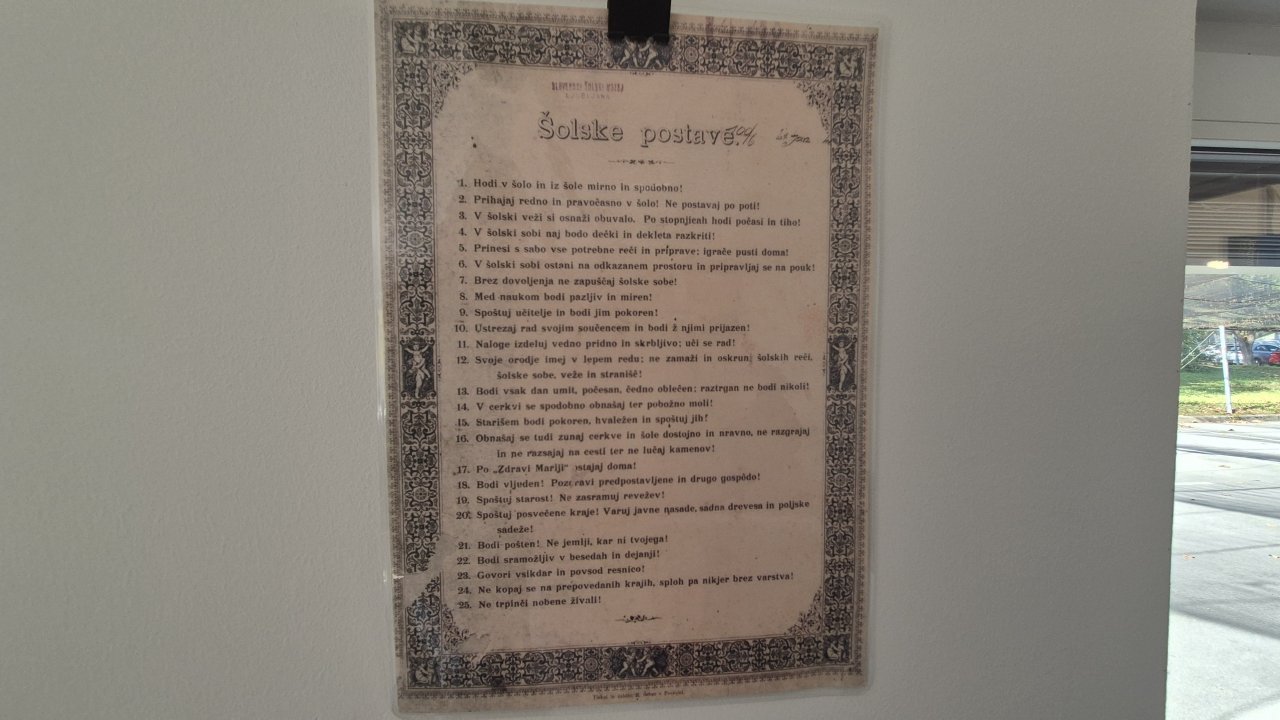 Na steni v učilnici visi tudi zanimiv plakat iz davne preteklosti. Življenske modrosti, ki bi morale biti mladim samoumevne, pa pogostokrat niso.