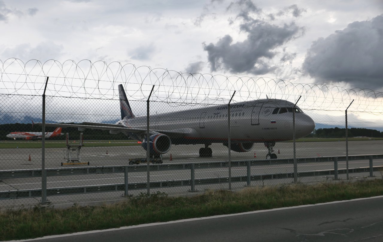 Pozabljeni ruski Airbus je s polnimi rezervoarji v Ženevi parkiran že 1664 dni Pozabljeni ruski Airbus je s polnimi rezervoarji v Ženevi parkiran že 1664 dni