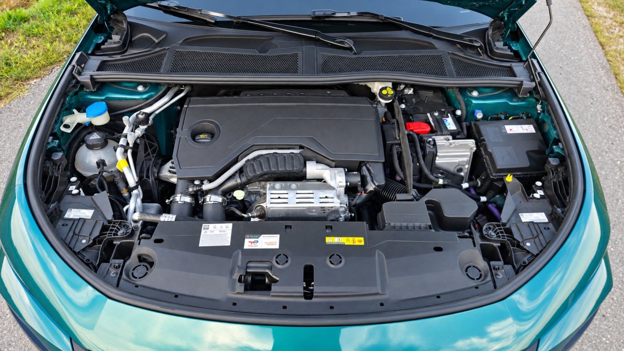 Hibridni pogon skupne moči 107 kW (145 KM) in menjalnikom e-DCT združuje bencinsko osnovo z električno pomočjo za vsakodnevne poti. Baterija je dovolj kompaktna, da ne odžira mesta v prtljažniku.