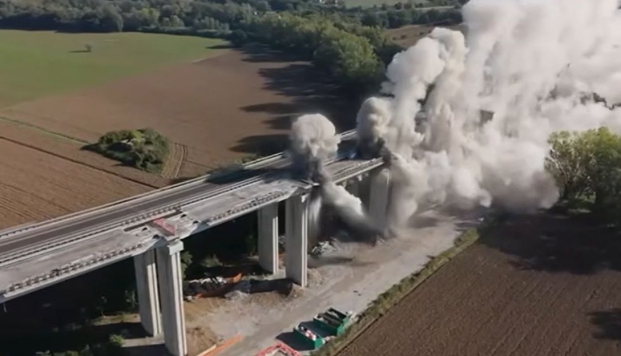 Razstrelili so del 1,3 kilometra dolgega viadukta Razstrelili so del 1,3 kilometra dolgega viadukta