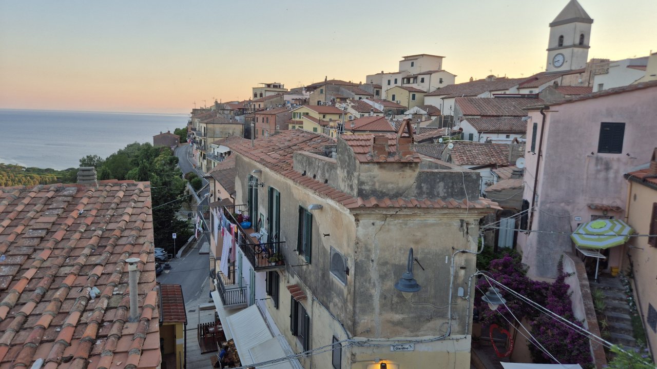 Capoliveri je verjetno turistično najbolj zanimiva točka otoka. V starem mestnem jedru prijetno vzdušje ustvarjajo številne restavracije, lokalne trgovinice in občasno tudi manjši koncerti.