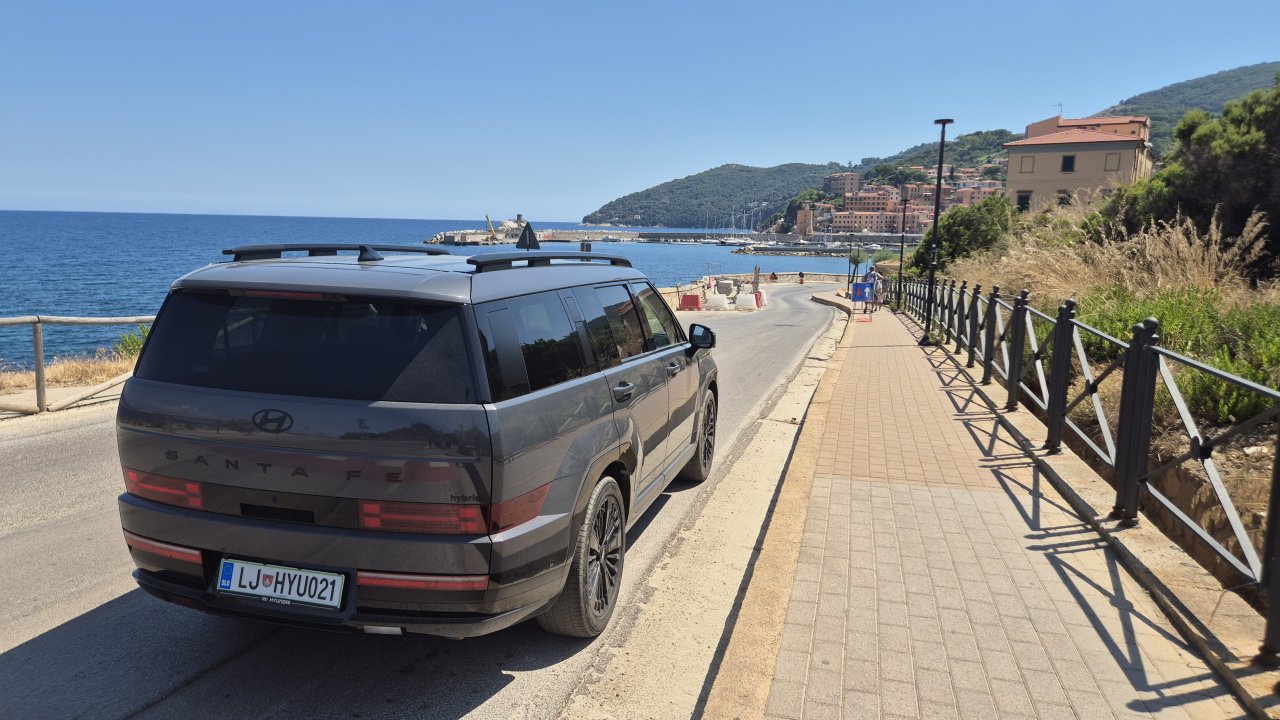 Rio Marina je mesto na vzhodnem delu otoka, kjer prav tako vozi trajekt iz Piombina. To mesto je tesno povezano z rudarstvom na otoku.
