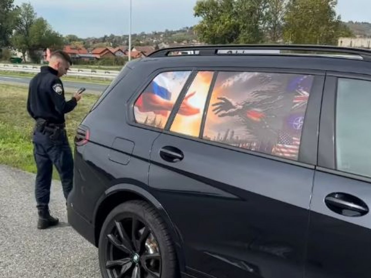 Z rusko zastavo na BMW X7 po Evropi, na Hrvaškem pa 700 evrov kazni